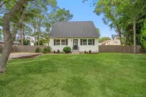 143 Robinwood Dr, Shirley, NY 11967