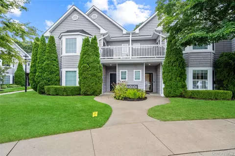 303 Okeefe Ct #303, Oakdale, NY 11769
