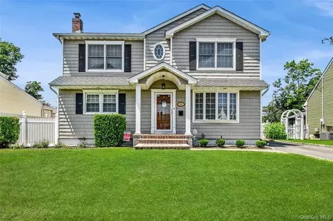 294 Swansdowne Dr, Seaford, NY 11783