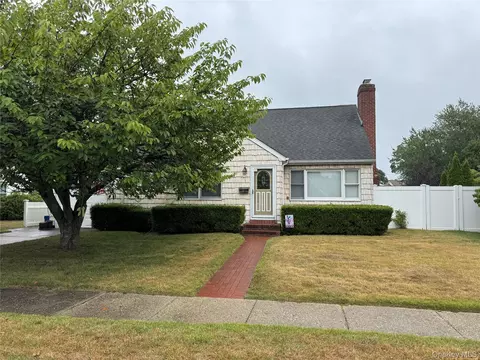 43 Hitherdell Ln, North Babylon, NY 11703