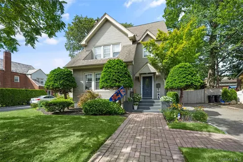 99 Rider Ave, Malverne, NY 11565