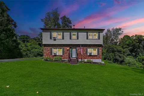 82 Hillside Dr, Marlboro, NY 12542