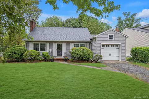 702 5th Ave, East Northport, NY 11731
