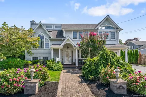 95 Washington Ave, Islip Terrace, NY 11752