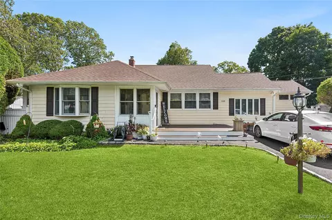 188 Washington Ave, Mastic Beach, NY 11951