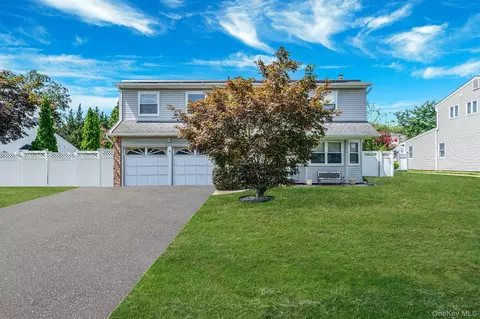 14 Lloyd Ln, Nesconset, NY 11767