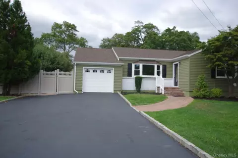 741 Peconic St, Ronkonkoma, NY 11779