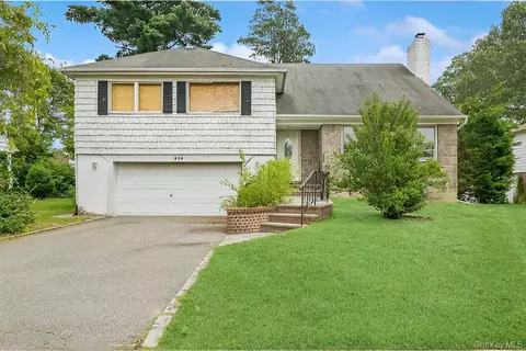 806 Pepperidge Rd, North Hempstead, NY 11590