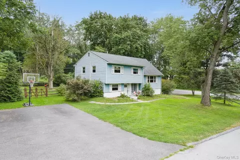 2 Oriole Dr, Poughkeepsie, NY 12601