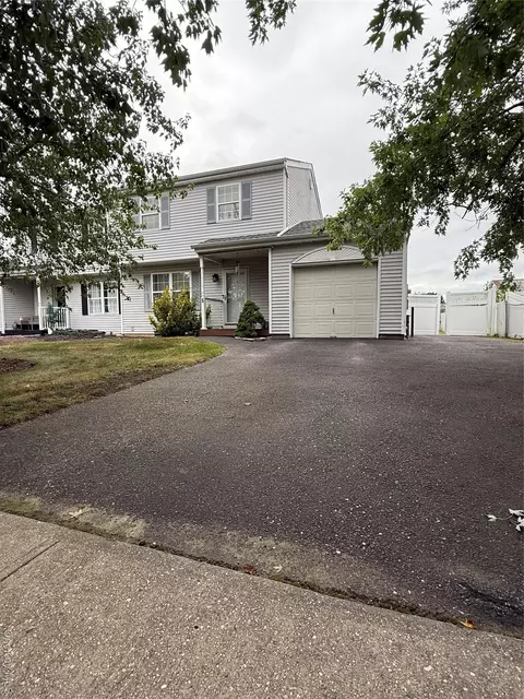 6 Walnut St, Central Islip, NY 11722