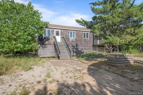 30 Oneida St, Ocean Beach, NY 11770