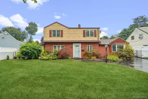 20 Carnation Rd, Levittown, NY 11756