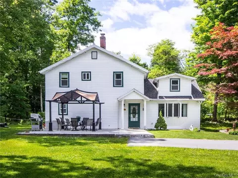 389 Fair Oaks Rd, Wallkill, NY 10940 photo 1