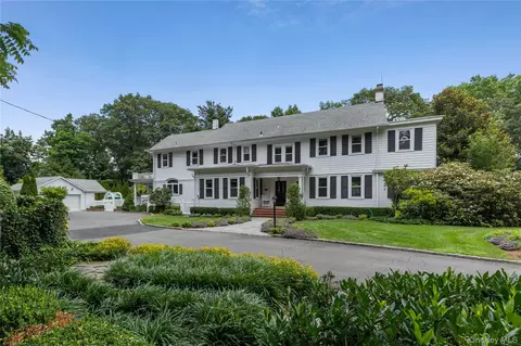10 Eastview Ln, Glen Head, NY 11545