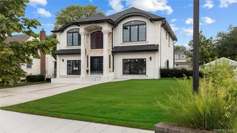 71 Cedar St, Hicksville, NY 11801