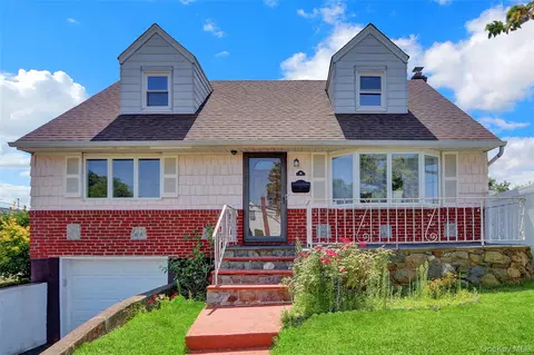 20 Mineola Ave, Hicksville, NY 11801
