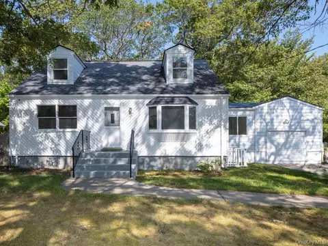 341 Mill Rd, Medford, NY 11763