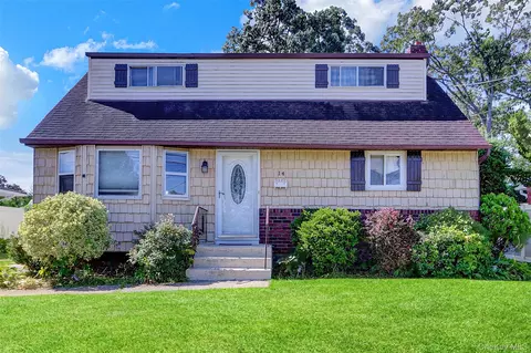 14 5th Ave, Farmingdale, NY 11735