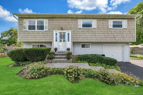 14 Holiday Park Dr, Centereach, NY 11720