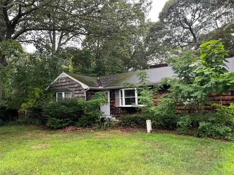 7 Magnolia Ln, Miller Place, NY 11764