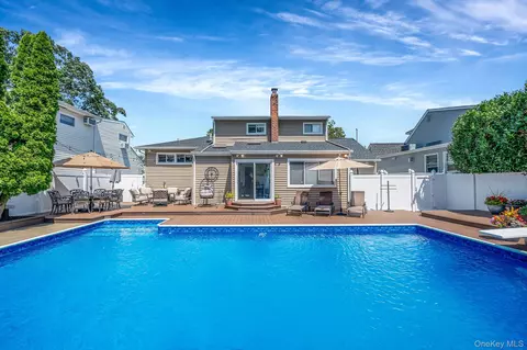 208 Oak St, Massapequa Park, NY 11762