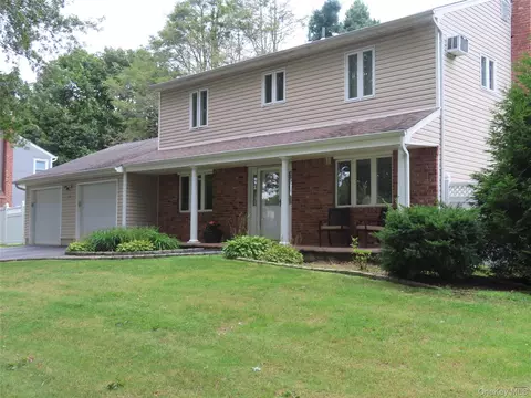 19 Foothill Ln, Dix Hills, NY 11746