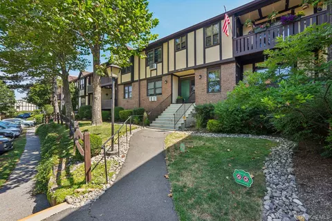 911 Sierra Vista Ln, Clarkstown, NY 10989