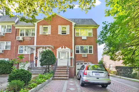 21260 16th Ave, Bayside, NY 11360