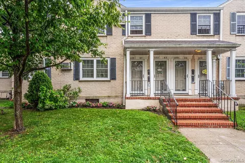 223-64 65 Ave #A1, Oakland Gardens, NY 11364