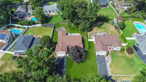 10 Empire Ct, Commack, NY 11725