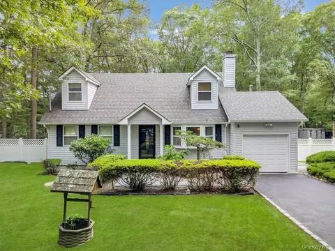 38 Pond Ln, Ridge, NY 11961