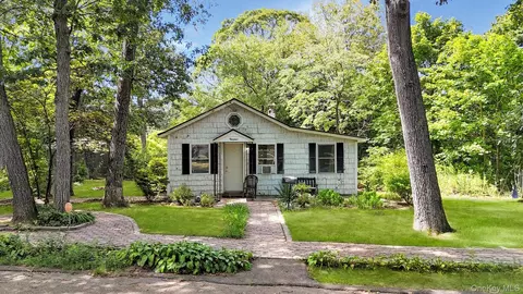 14 Pleasure Ave, Lake Ronkonkoma, NY 11779