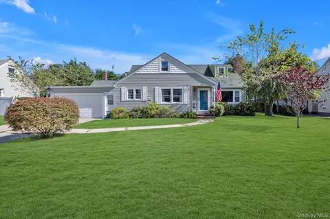 55 Bayside Ave, Amityville, NY 11701