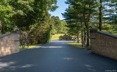 22 Tannen Dr, Pleasant Valley, NY 12569