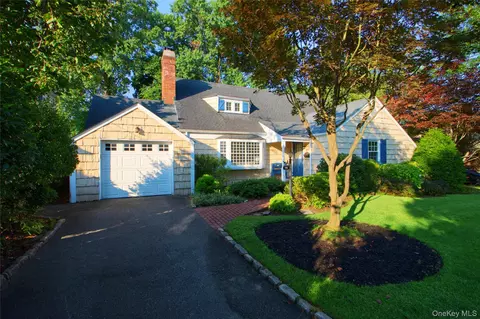 170 Oak St, Floral Park, NY 11001