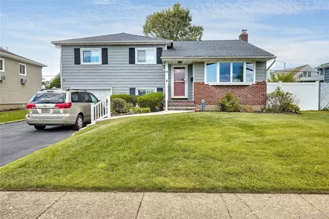 106 Cornell Ln, Hicksville, NY 11801