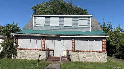 125 S Clinton Ave, Bay Shore, NY 11706