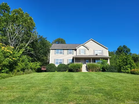 7 Bel Air Dr, Wallkill, NY 12589