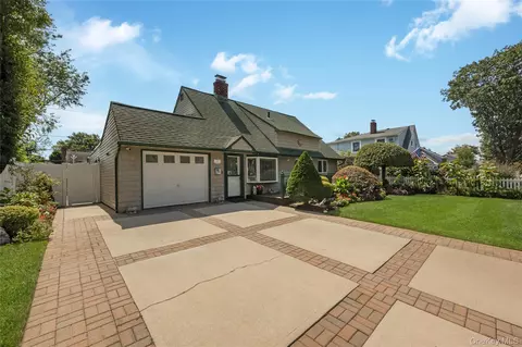 315 Red Maple Dr S, Wantagh, NY 11793