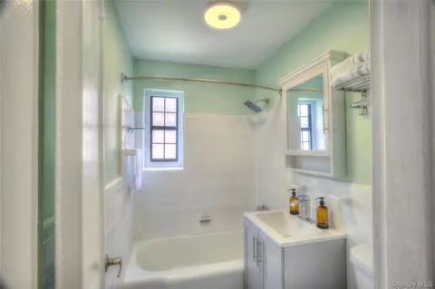 Bath - 14401 78th Rd #2B, Flushing, NY 11367 photo 1 of 1