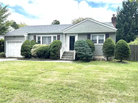 46 Hill Rd, Farmingdale, NY 11735