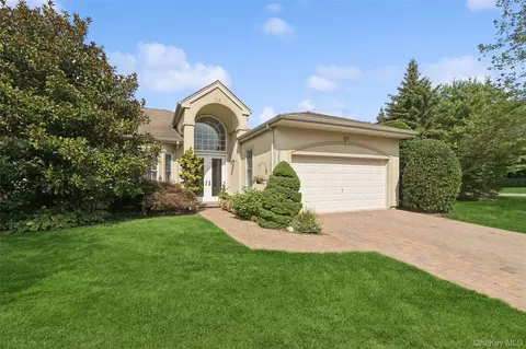 382 Altessa Blvd, Melville, NY 11747