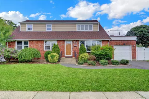 172 2nd St, Hicksville, NY 11801
