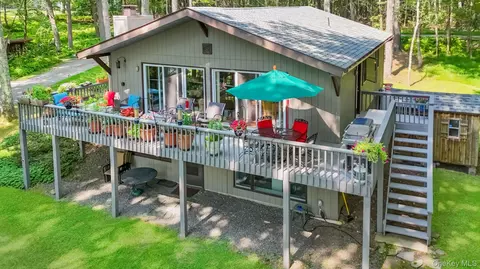 10 Fairway Dr, Highland, NY 12743