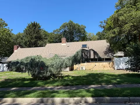 81 Carriage Ln, North Hempstead, NY 11577