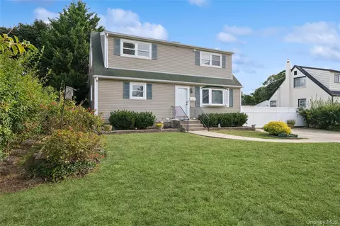 51 Arbor Ln, Centereach, NY 11720