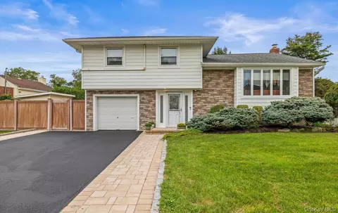 11 Dartmouth Dr, Plainview, NY 11803