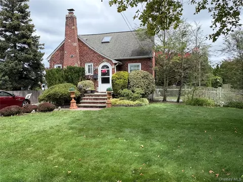 17 Somerset Ave, East Islip, NY 11730