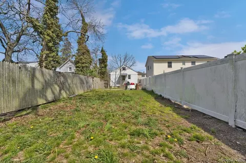 692 Beck St, Uniondale, NY 11553