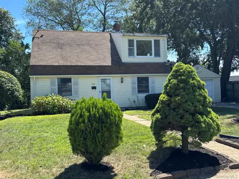 122 Old Oak Ln, Levittown, NY 11756